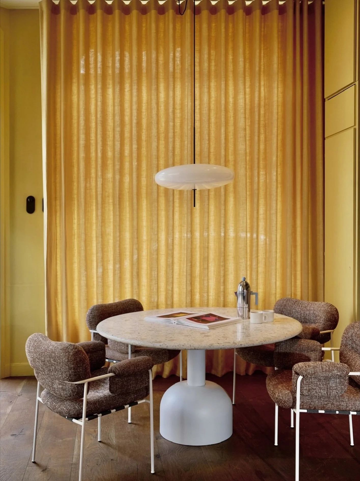 STUDIO!
Vaak wordt &ldquo;kleur&rdquo; onterecht gezien als heftig, terwijl het juist zorgt voor een vibe, een gevoel waarin je je bevindt... De wanden hier zijn geschilderd in Sunlight van Little Greene. Wanneer de zon schijnt valt het licht super m