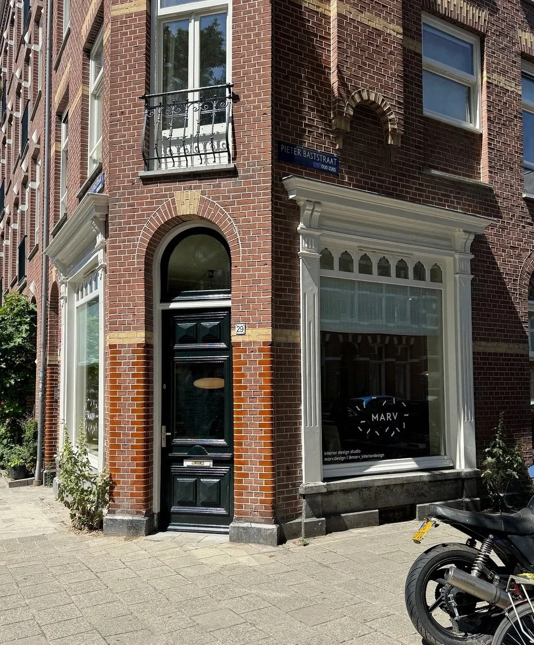 STUDIO
Dit is mijn studio vlak bij het Museumplein in Amsterdam! Hier werk ik al een paar jaar aan projecten! Een inspirerende, rustige plek met veel daglicht ☀️☀️☀️
⠀⠀⠀⠀⠀⠀⠀⠀⠀
Hier pakken we samen met de opdrachtgever de (3D) tekeningen en productbee