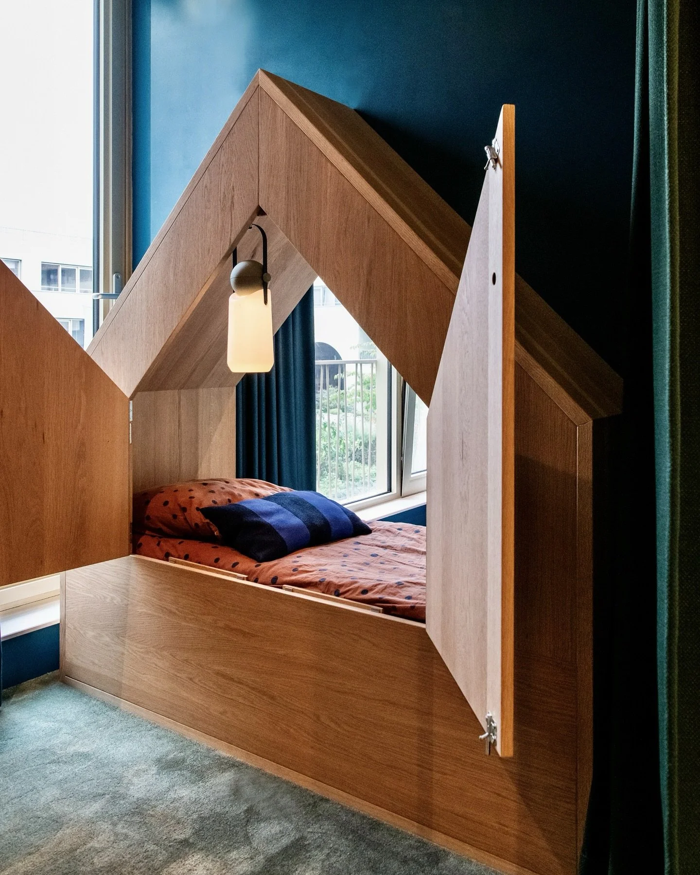 Project; spaarndammerbuurt Amsterdam
Deze kinderkamer met badkamer ensuite, speelt met het concept van &lsquo;open en gesloten&rsquo;, &lsquo;samen of alleen&rsquo;. Je kunt het op meerdere manieren naar behoefte aanpassen. 
Zo kunnen de deurtjes van