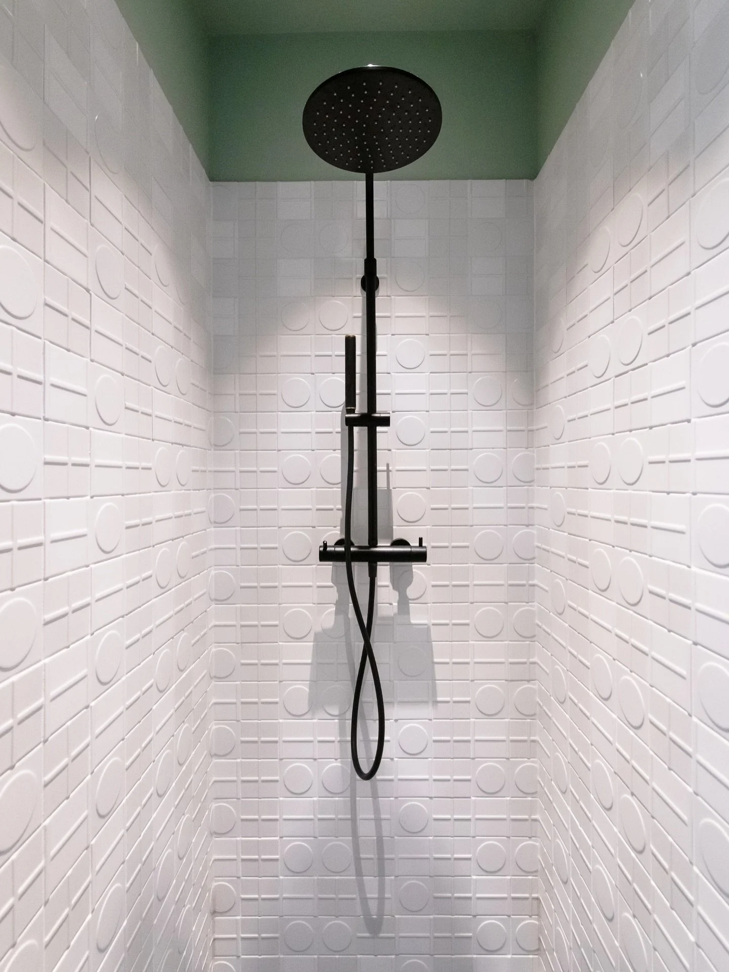 Project; spaarndammerbuurt Amsterdam

Kinderbadkamer! 
Deze kinderbadkamer hebben we verhoogd, zodat er 2 grote traptredes onstaan, die er voor zorgen dat de douchevloer verlaagd ligt, zodat dit een badje vormt! 🛁
Speels en verrassend, douche en bad