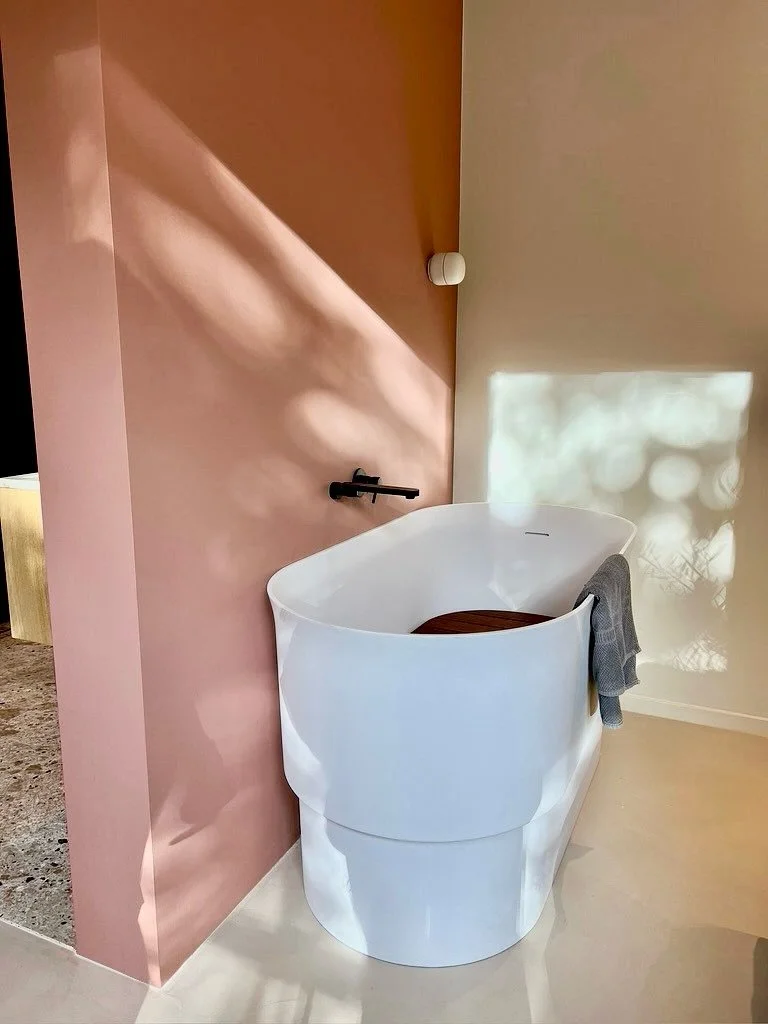 Project; spaarndammerbuurt Amsterdam
Als je niet de ruimte hebt voor een ruim ligbad, (vaak a 180 cm lang), dan is - zoals we hier gebruikt hebben - dit bad &ldquo;Immersion&rdquo; van Agape een heel mooi vrijstaande optie (143 cm!) Juist door de uit