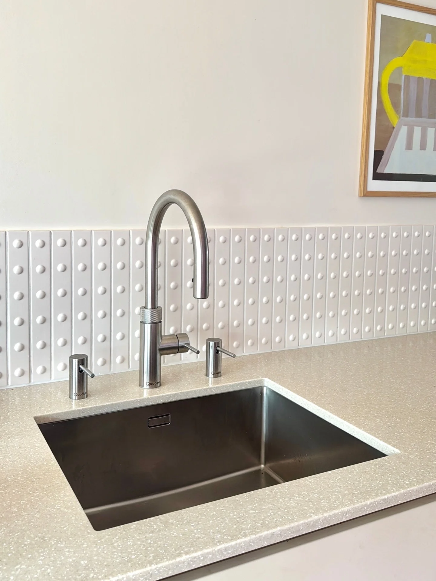 Mooi en functioneel! 
De ge&iuml;ntegreerde zeeppomp van Quooker houdt het aanrecht rustig en minimalistisch.
Kleine details, groot verschil in hoe een keuken oogt en werkt tijdens het dagelijks gebruik.