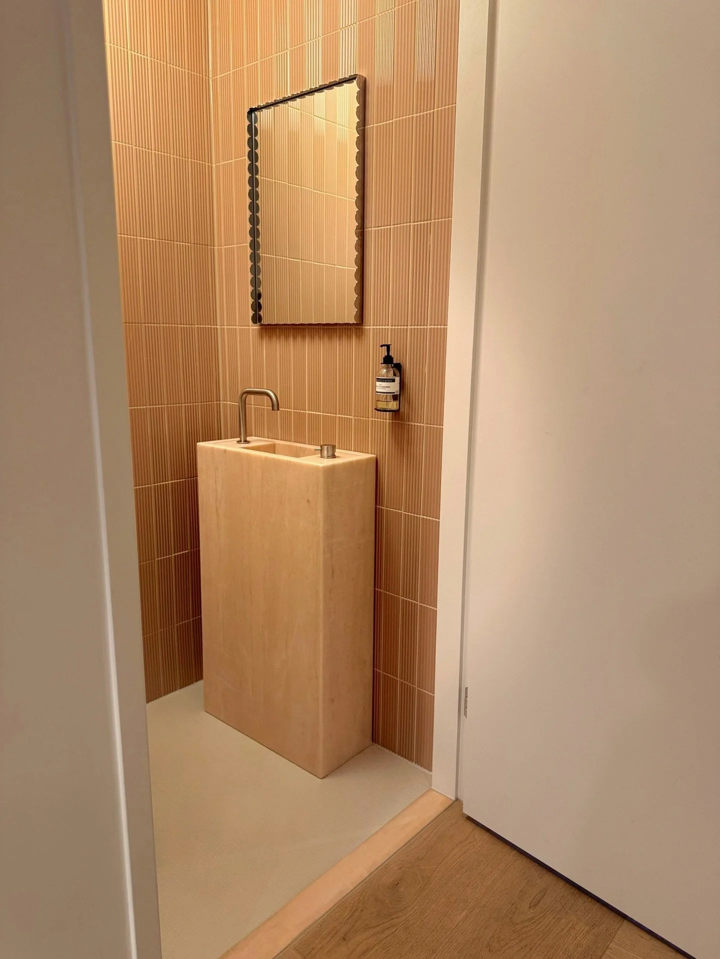 TOILET, fun little space

Het toilet mag als je het mij vraagt lekker verrassen! Deze kleine ruimte wordt toch vaak achtergesteld..

In dit project hebben we glanzende en matte wandtegels uit de Vibes collectie van Moods Concepts afgewisseld en daarm