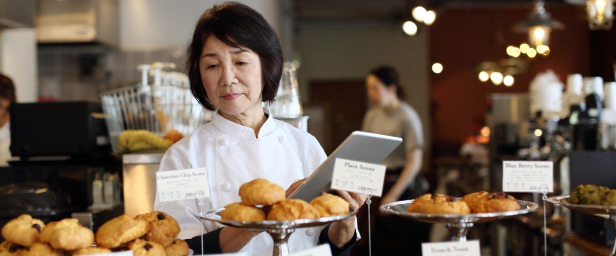 the-woman-storekeeper-running-the-cafe-uses-a-tablet-picture-id680331466.jpg