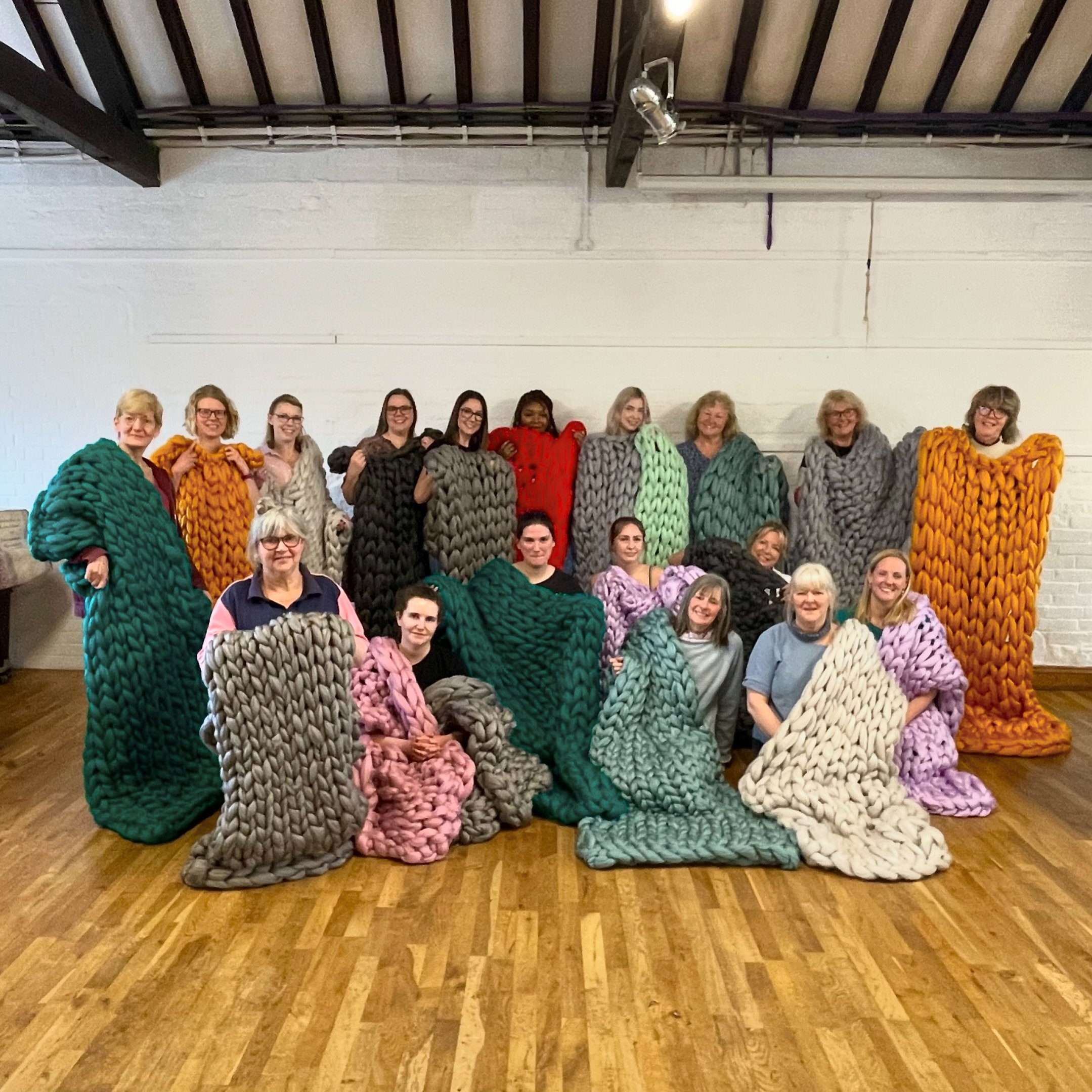 Wonderful Workshop this morning @farnhammaltingscraft . 

21 Blankets were created from these lovely crafters who were complete beginners, using there ARMS ! Yes ARMS as needles ! 

Our Next Arm Knit Blanket Workshops are @thesunbury_gallery SAT 8th 