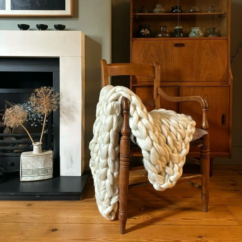 🧶Cosy season is back ! 
Make your own snuggly knitted blankets with our Workshops & Craft kits - using your ARMS as needles !
.
.
.
.
.
#armknitblanket #midcenturyfurnitureforsale #midcenturydesign #chunkyknit jumboknit #jumboblanketkit #jumbok