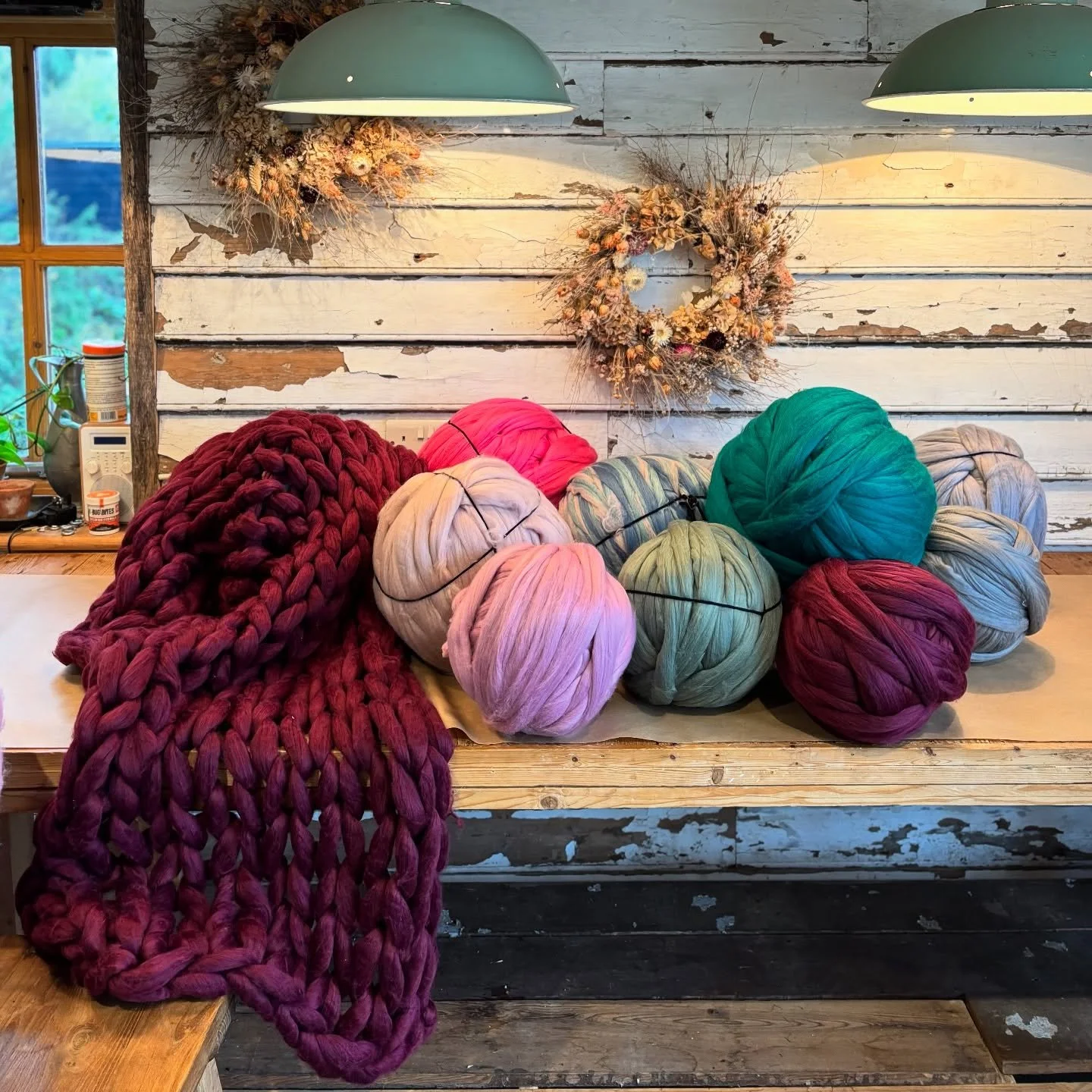 🧶Warm winter hues ! 
🤎Pick your favourite shade to create a unique arm-knitted blanket, scarf, or finger-knitted bag!
💜Burgundy, Bright Pink, Pink, Soft Pink, Peacock Green, Waves of teal, Sage . . . . 
🫶🏽Which is your favourite colour ?