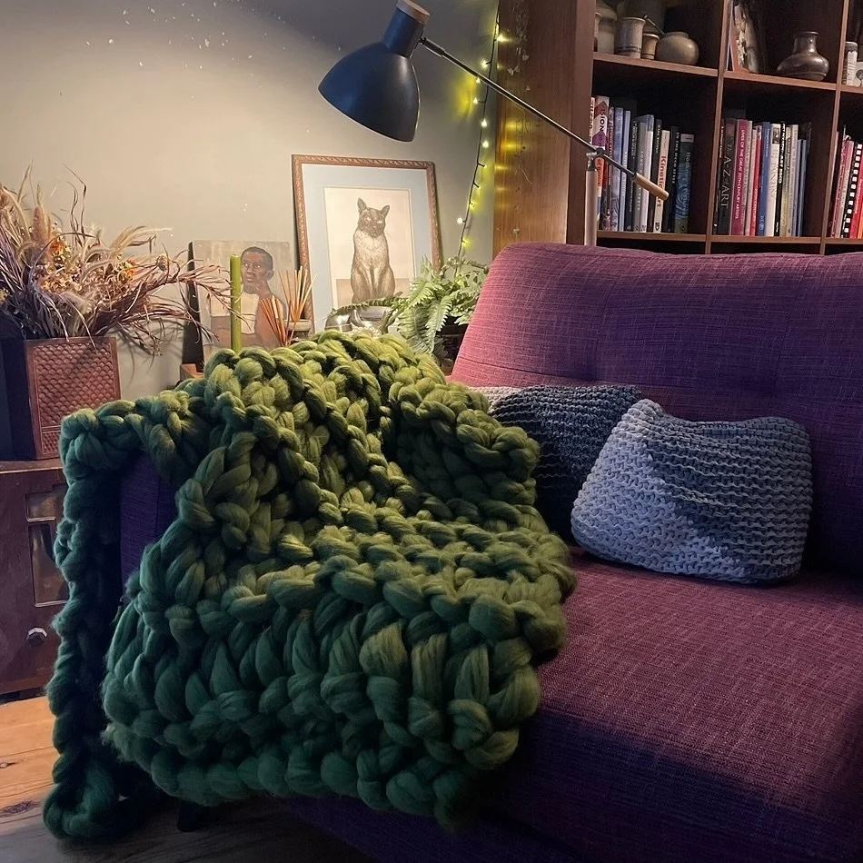🧶NEW Textured Blanket Kit! 
🍁It's blanket season & I'm loving my COSY corner with one of our new textured blankets! 
📺Like all our kits, they come in two sizes - a cute lap blanket for TV time or kids' rooms, or the original Medium size, ide