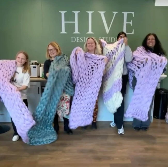 💜LILAC was a hit last weekend at our ARM KNIT blanket workshop @hive.workshops 
🧶Our ARM Knitting sessions are as popular as ever, & it’s fantastic to keep welcoming new faces
💻If you would like to join one of our workshops, have priva