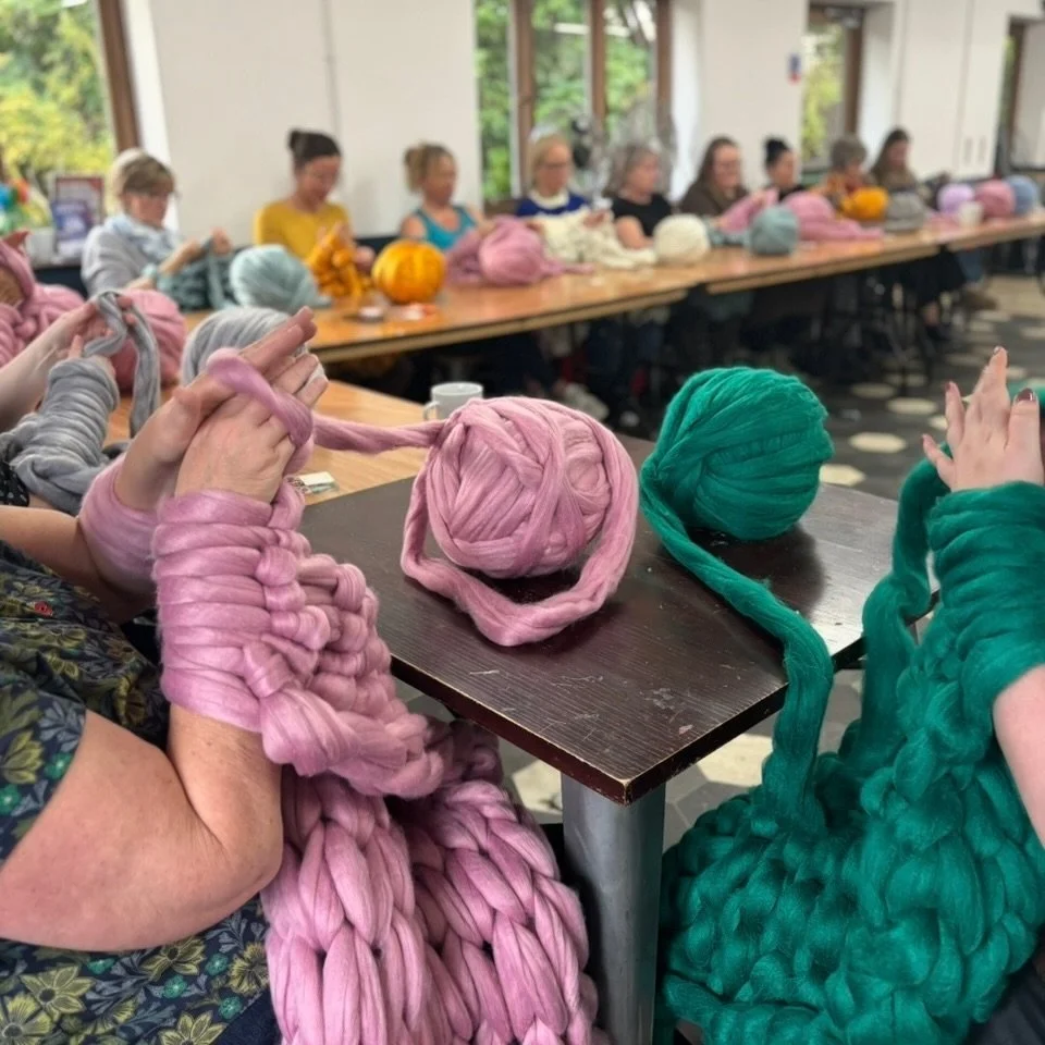 Catching up on posts after the busiest month ever! 

We kicked off the month with two SOLD OUT workshops at the amazing @leonardsleegardens, Horsham. 

It was a colourful day teaching crafters the art of ARM knitting ~ yes,  knitting using your ARMS 