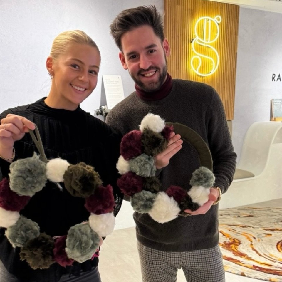 🧶Who doesn't love a POM POM ? 

We had the pleasure of hosting a vibrant Pom Pom Wreath Workshop for our wonderful clients, @greshamofficefurniture &amp; @athena_rugs, at the stylish GOF&rsquo;s Clerkenwell Showroom. 

The event was a fantastic succ