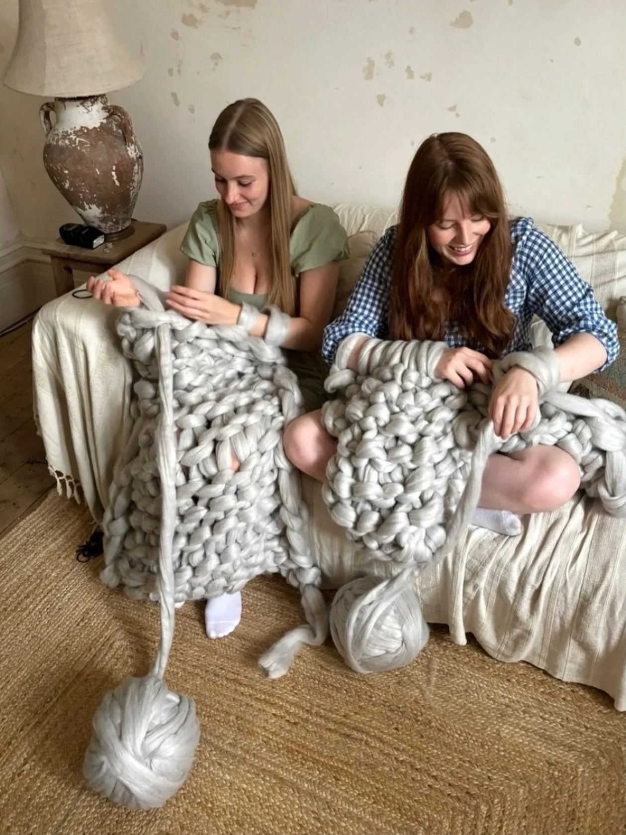 Arm Knit Blanket Workshops &amp; Kits 

Join me at this fun workshop &amp; create your own blanket using your ARMS as needles !

NEXT date Sunday 31st May, 
Cocoon&amp;me studio, Brighton . 

Kits available in 2 sizes , both Plain &amp; Striped !