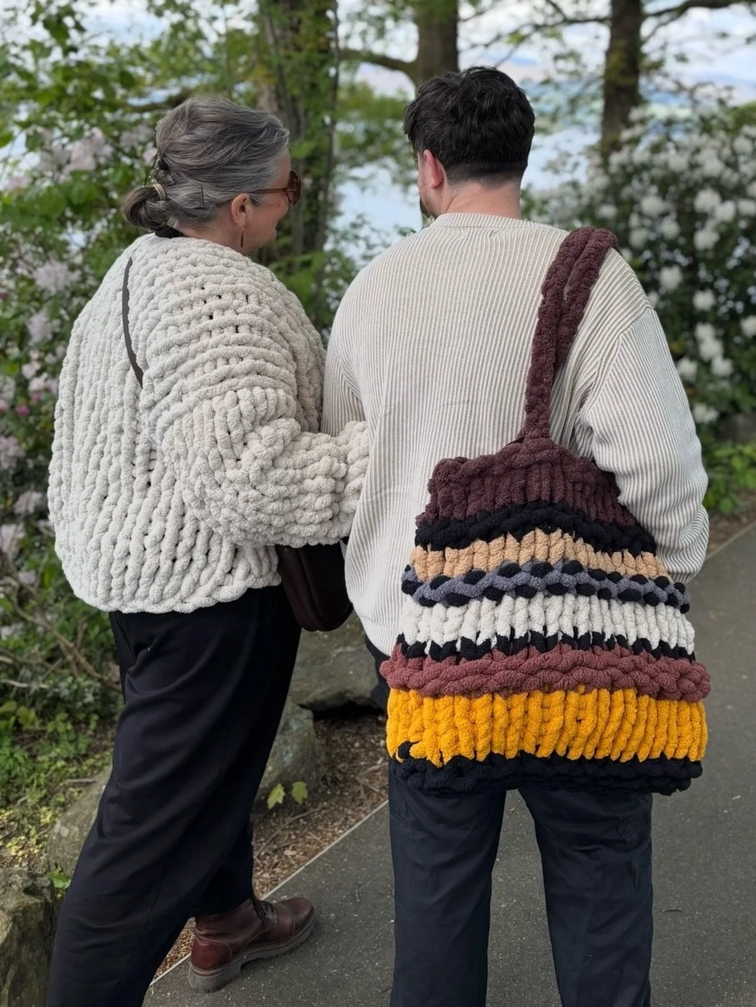 Hey, want to try hand knitting with your fingers? 

Why not join me at one of my NEW Workshops, Jumbo Knit Cardi &amp; 'Betty' Beach Bag at C&amp;M Brighton, &amp; learn this fun craft ! 

🧶Sunday 31st May 
Cardi &amp; Beach Bag Wotkshop
🧶Saturday 