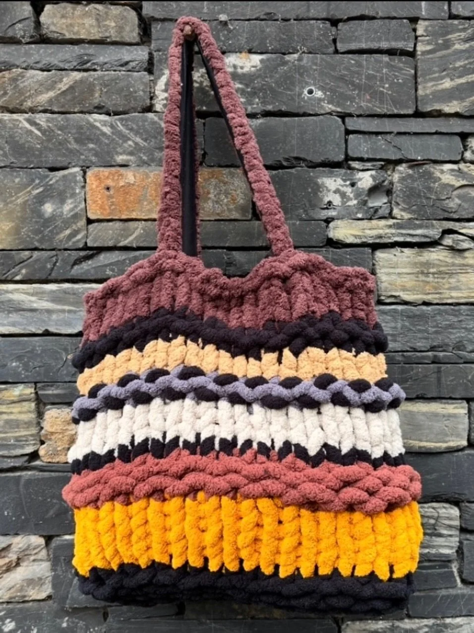 Playing with colour &amp; texture ! 

☀️I made this version of our NEW 'Betty' Beach bag for my summer holiday later this year . 

🧶Made with a soft JUMBO Chenille yarn &amp; knitted using hands &amp; fingers - no needles needed ! 

🛍️The bag is li