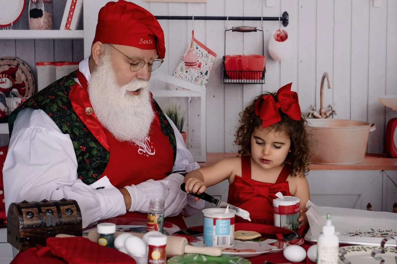 Courtney-Criddle-Photography-Santa-Session-Cookie-Decorating-Wolvin-Family7.jpg