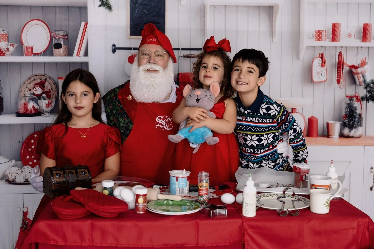 Courtney-Criddle-Photography-Santa-Session-Cookie-Decorating-Wolvin-Family9.jpg