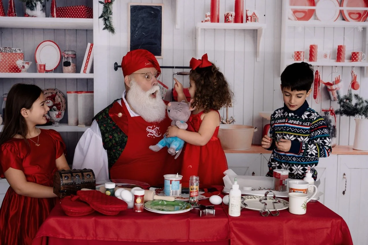 Courtney-Criddle-Photography-Santa-Session-Cookie-Decorating-Wolvin-Family14.jpg