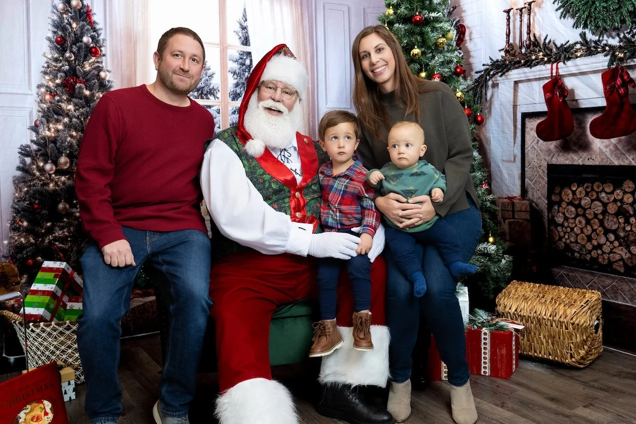 Courtney-Criddle-Photography-Santa-Session-Coladonato-Family-10.jpg