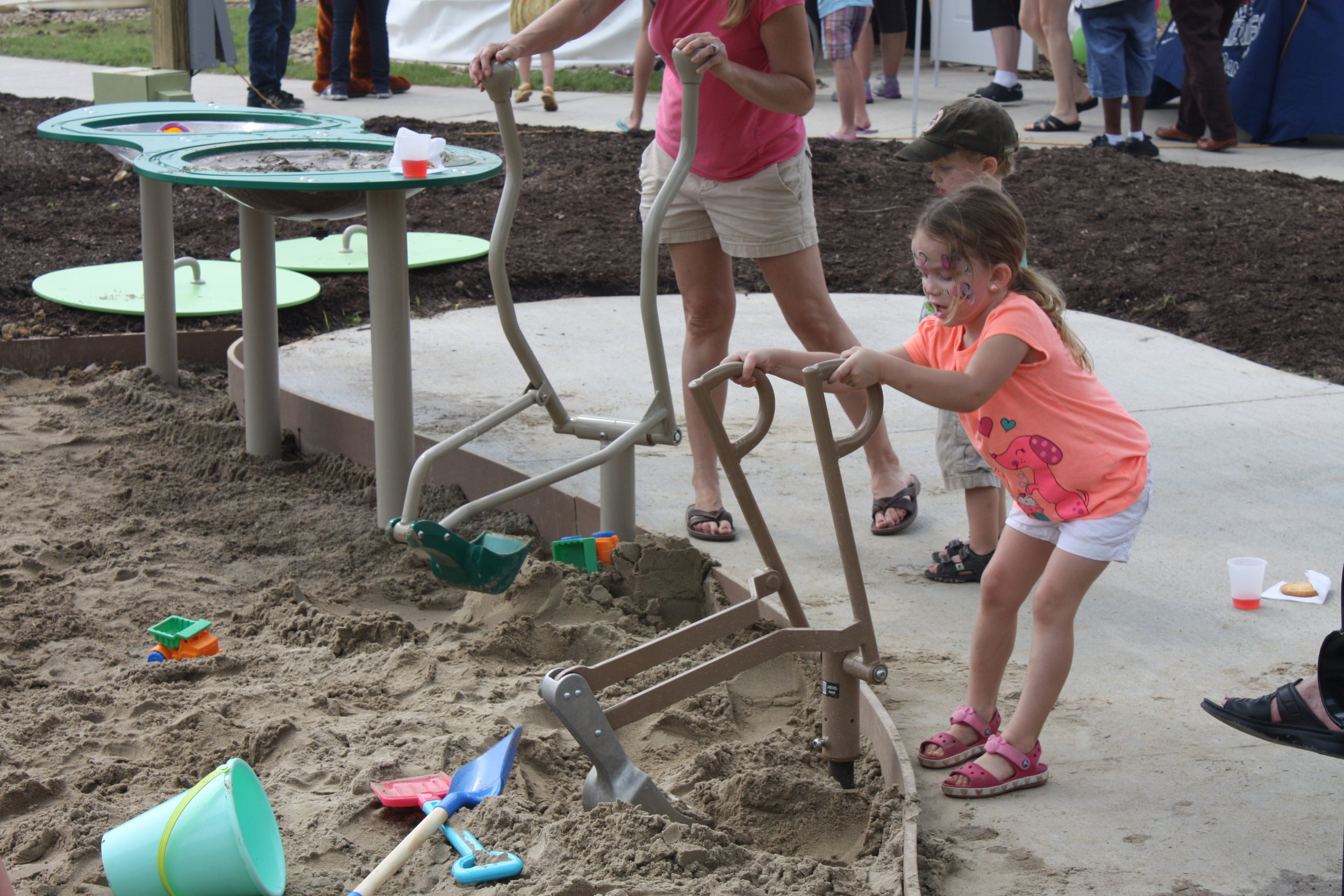 Sand pit equipped with manual cranes