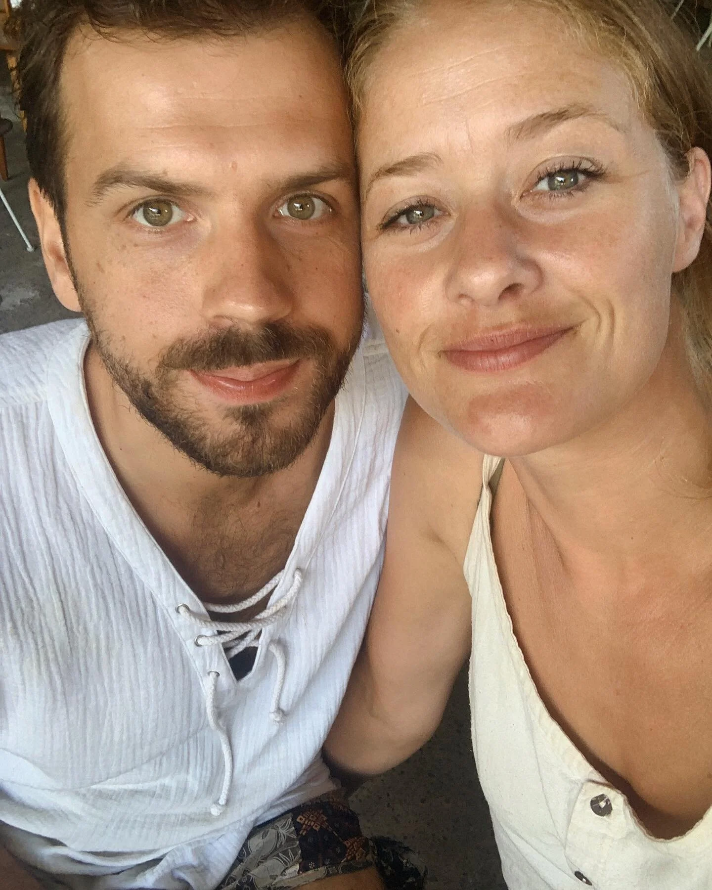 Hij en ik. Wij. Ons gezin. Sterker dan ooit zijn we. Daar waar we het leven vol wanhoop bijna weg zagen glippen tot dit moment. Met volle overgave het leven omarmen. Dit prachtige leven waarin we genieten, accepteren, helen, doorgaan, huilen, stil zi