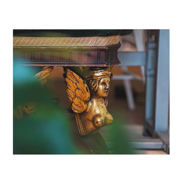 Thank god beauty standards have changed since the 19th century. Still a nice sewing stool though. - Maison/atelier detail shot by @sb.events__architecture -

#fashionatelier #maison #fashionstudio #interior #fashion #couture #flowers #interiorphotogr