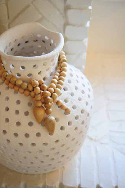 DECOR.whiteceramicvasebeads.HRLM.InteriorDesigner..homegoods.heirloomdecor.newportbeach.interiordesign.jpg