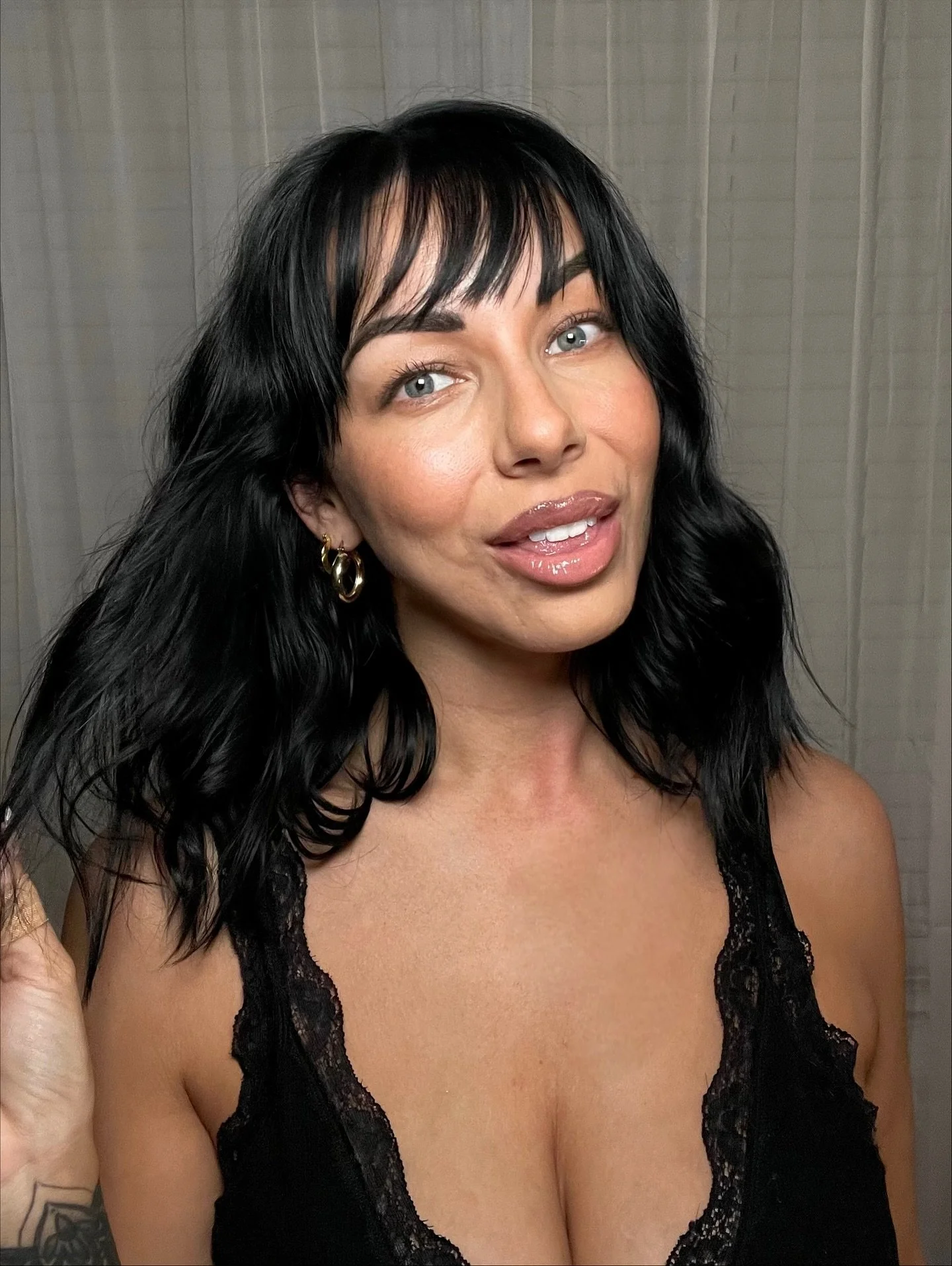 Bringing back the nights where I glam up and take pics just for fun 🙂&zwj;↕️

Also I&rsquo;m obsessed AF with this lip combo right now 👀 Comment LIP COMBO and I&rsquo;ll send you the links to everything I used 🤝🏼💋

@charlottetilbury
@fentybeauty