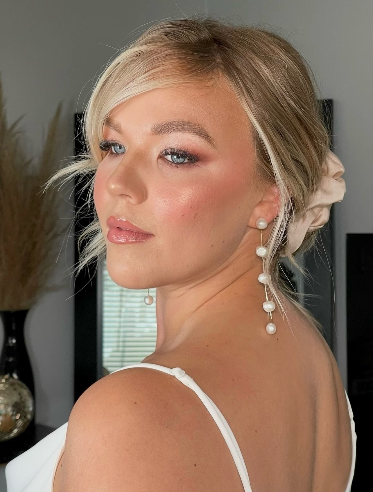 it&rsquo;s the angel energy for me 🪽✨

LIKE + SAVE this post for inspo!

✦ products used ✦

@maccosmetics hydrating micellar water
@alumiermd ultimate boost serum
@bobbibrown vitamin enriched face base
@rarebeauty liquid luminizer 
@elfcosmetics bro