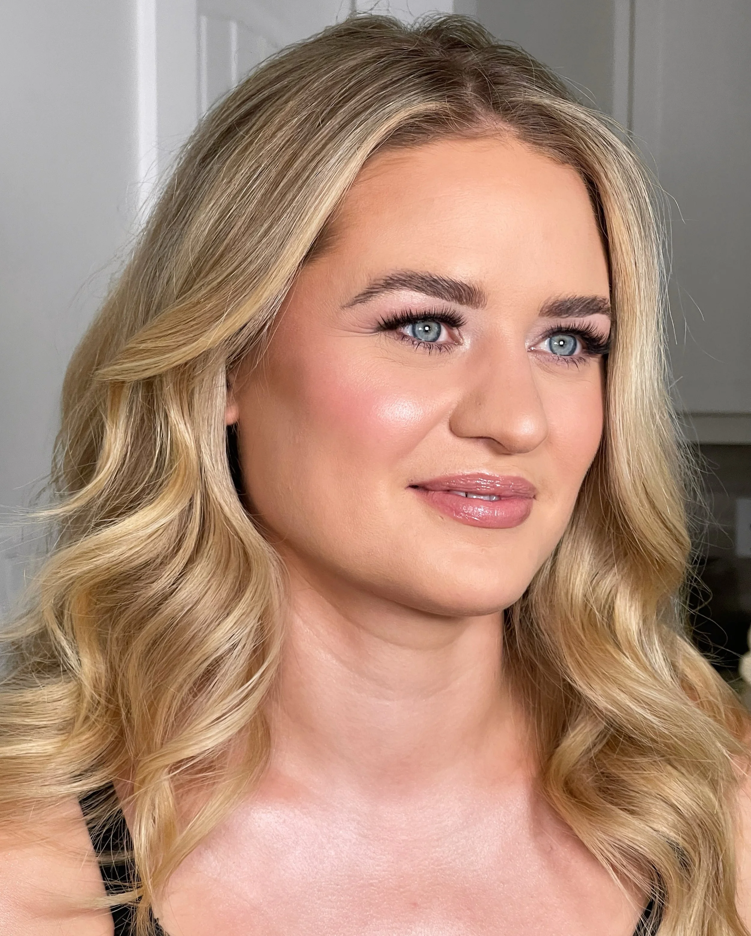 glowy angel makeup for the beautiful @jordanagar ✨

✦ products used ✦

@firstaidbeauty facial radiance pads
@bobbibrown vitamin enriched face base 
@narsissist radiant creamy concealer
@makeupbymario ethereal eyes palette
@makeupbymario the perfect b
