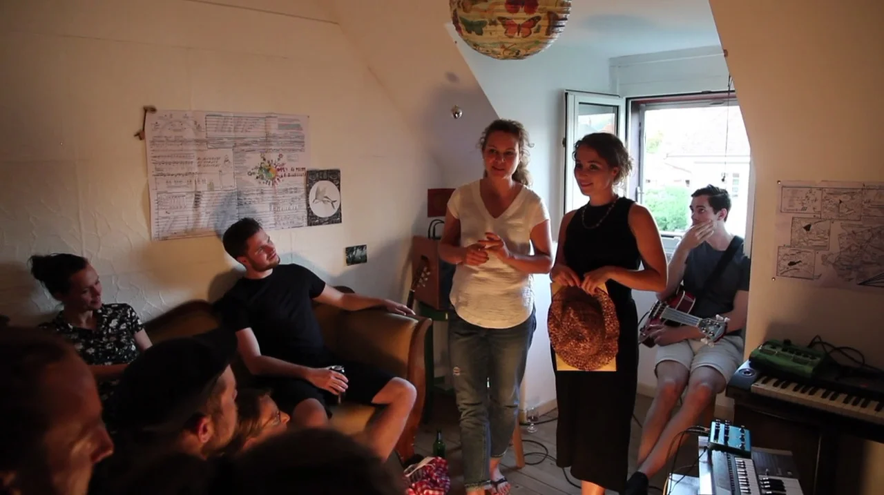 Die Initiantinnen Céline Steiger und Corinne Huber beim ersten Mansardenkonzert im Mai 2017.