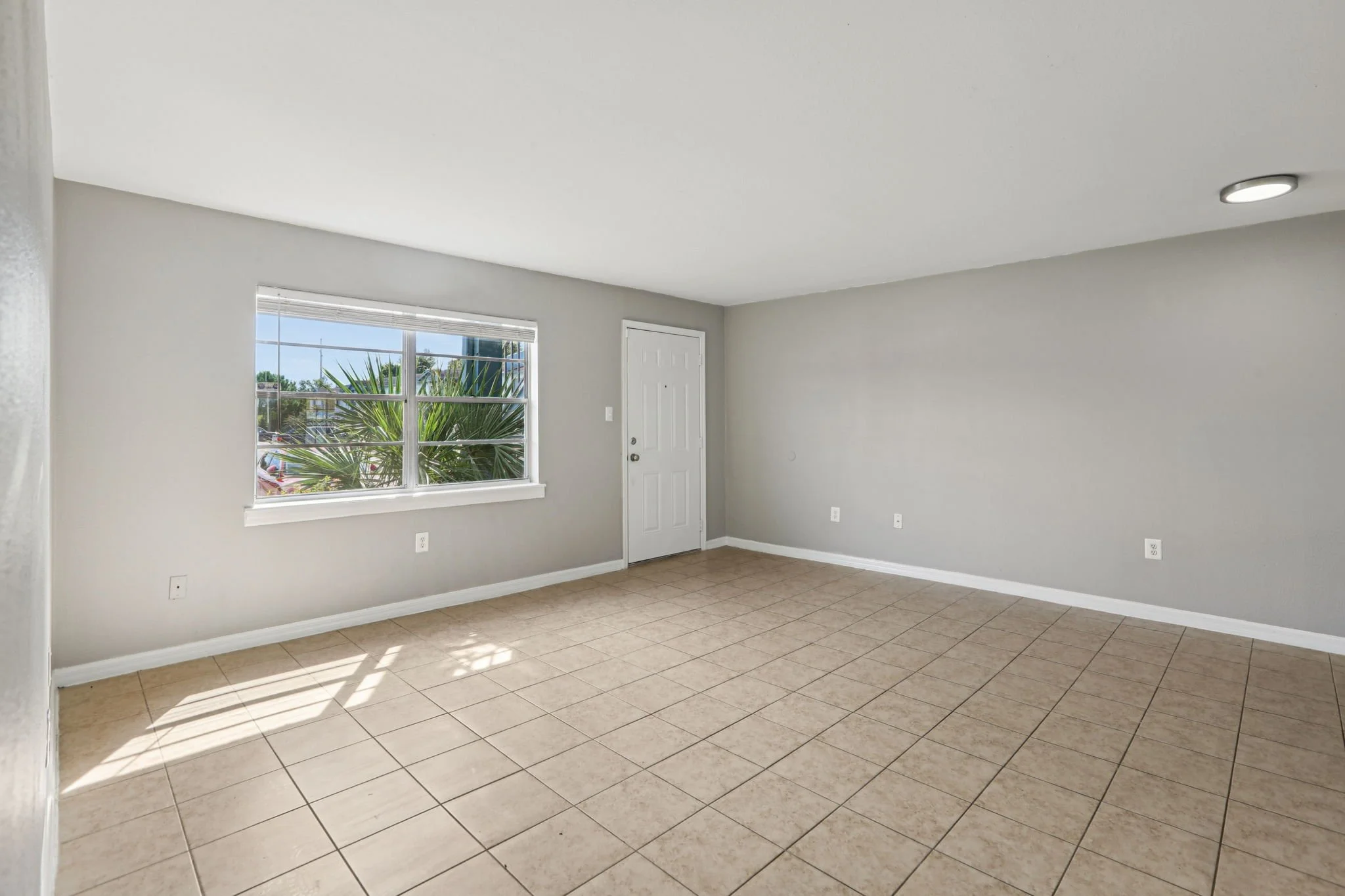 23-web-or-mls-14555 Seaford Cir Unit 101 - 006.jpg