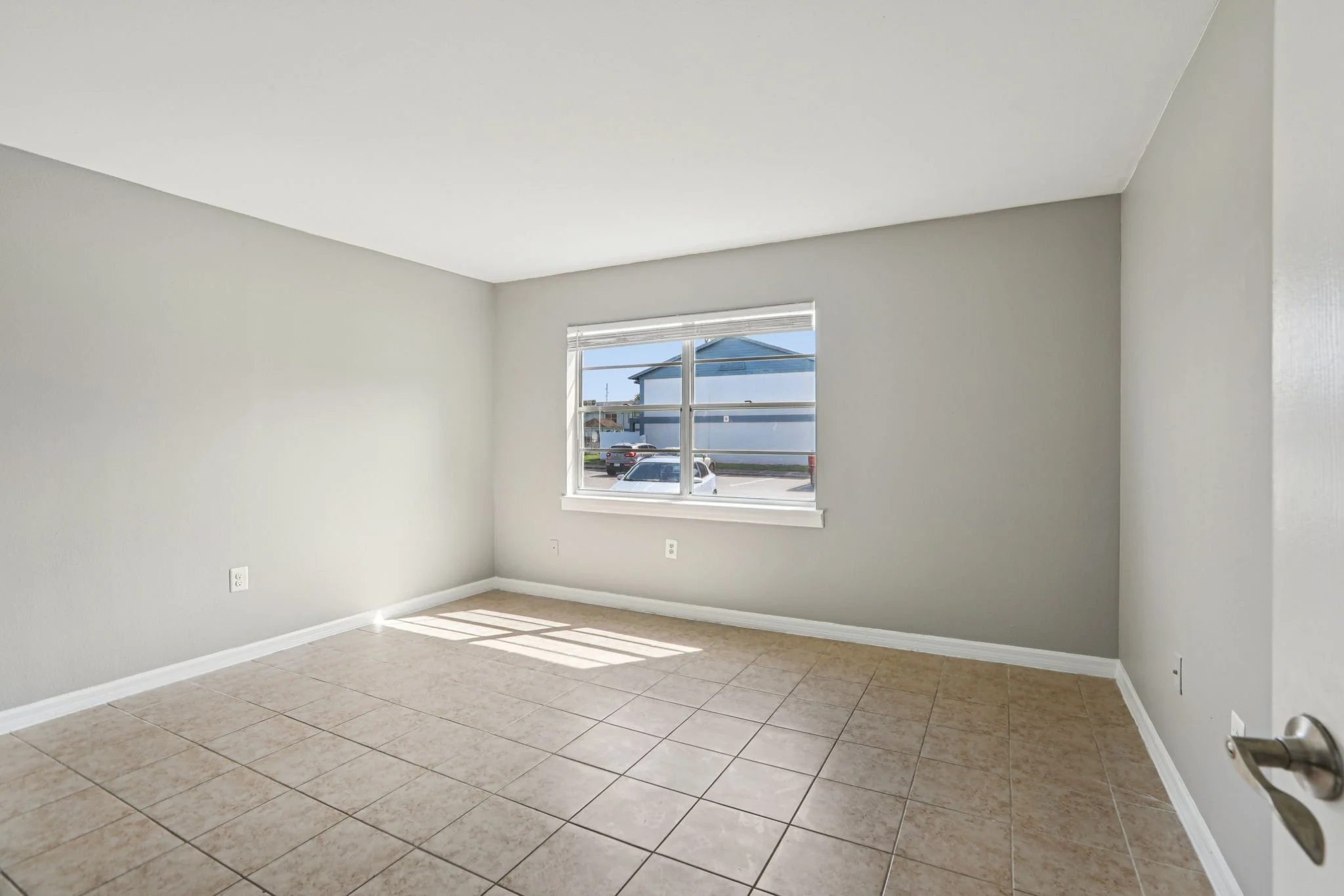 27-web-or-mls-14555 Seaford Cir Unit 101 - 010.jpg