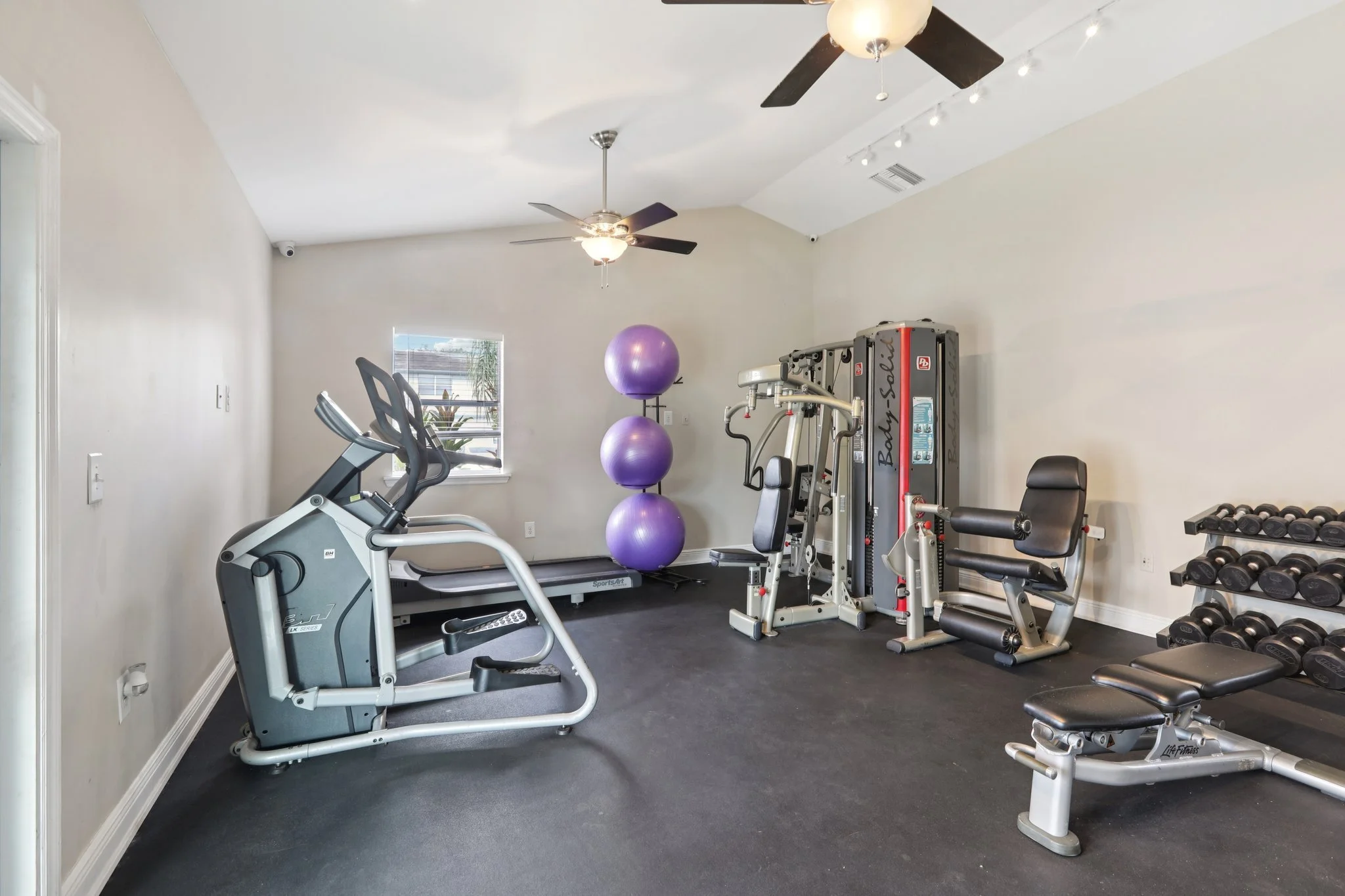 50-web-or-mls-Seaford Cir-1209-901.jpg
