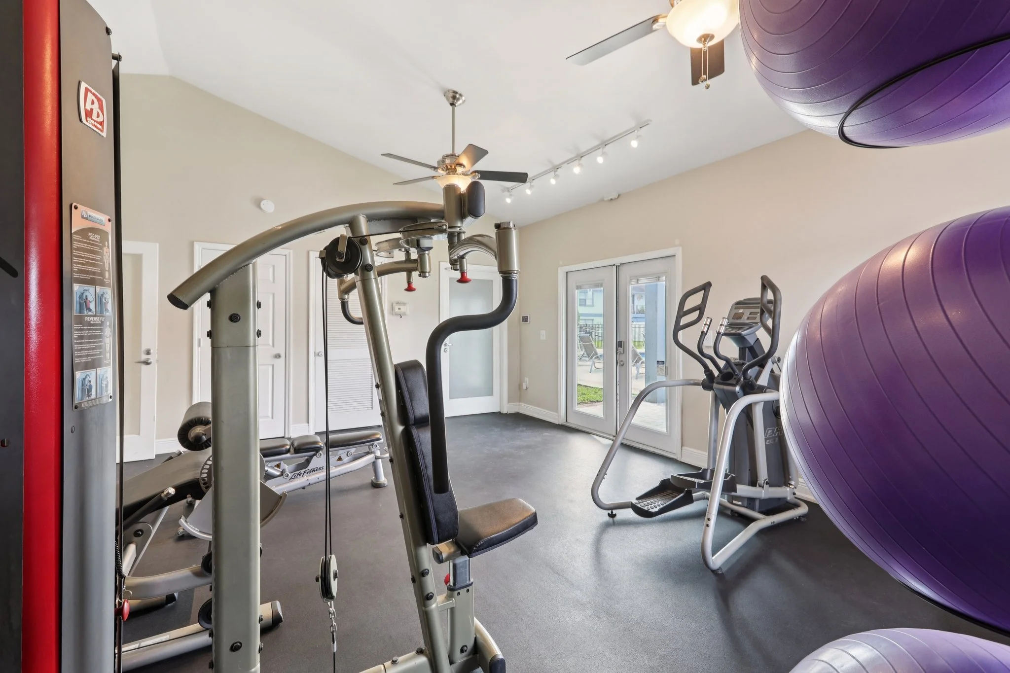 51-web-or-mls-Seaford Cir-1209-902.jpg