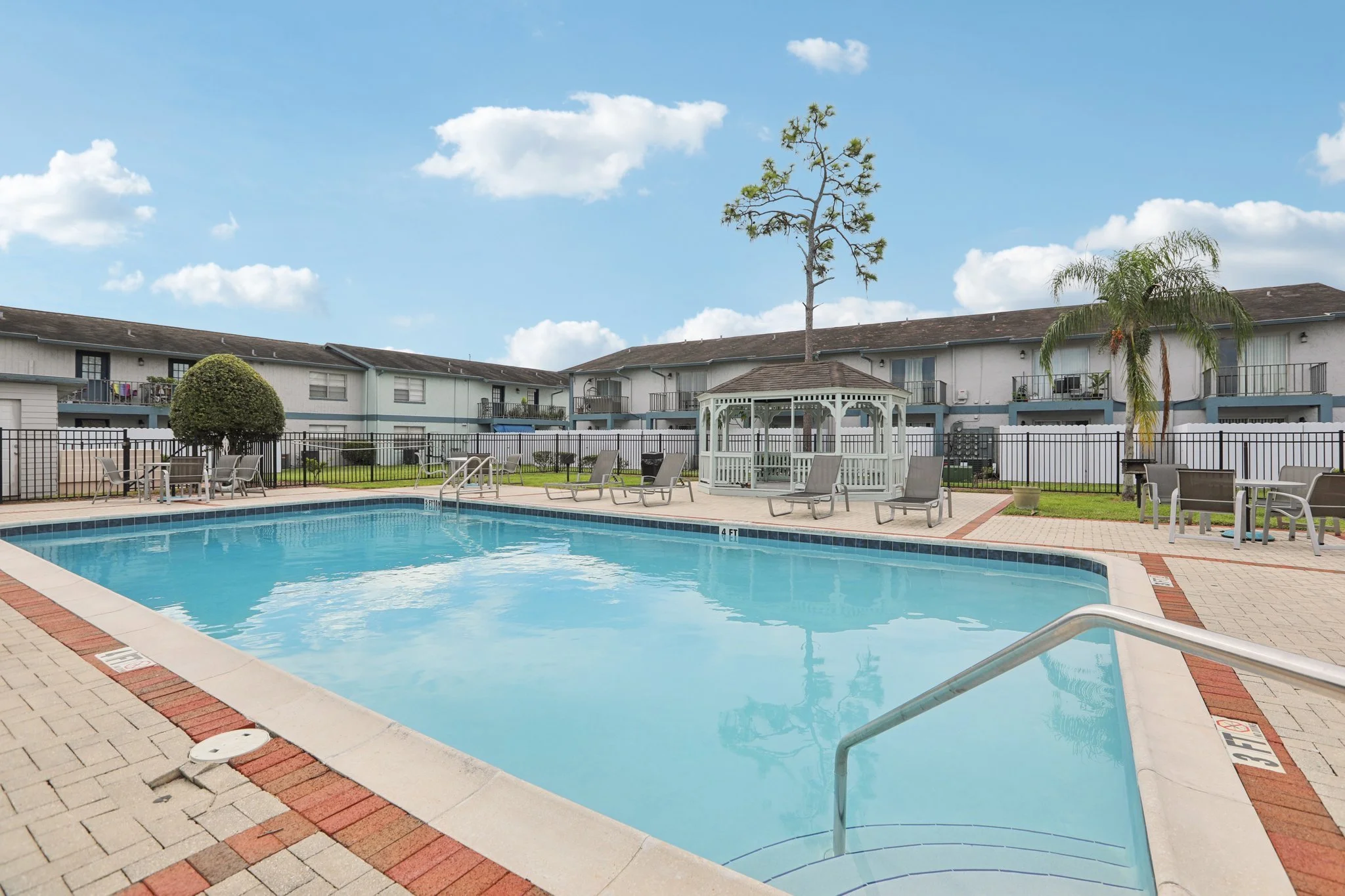 54-web-or-mls-Seaford Cir-1209-905.jpg