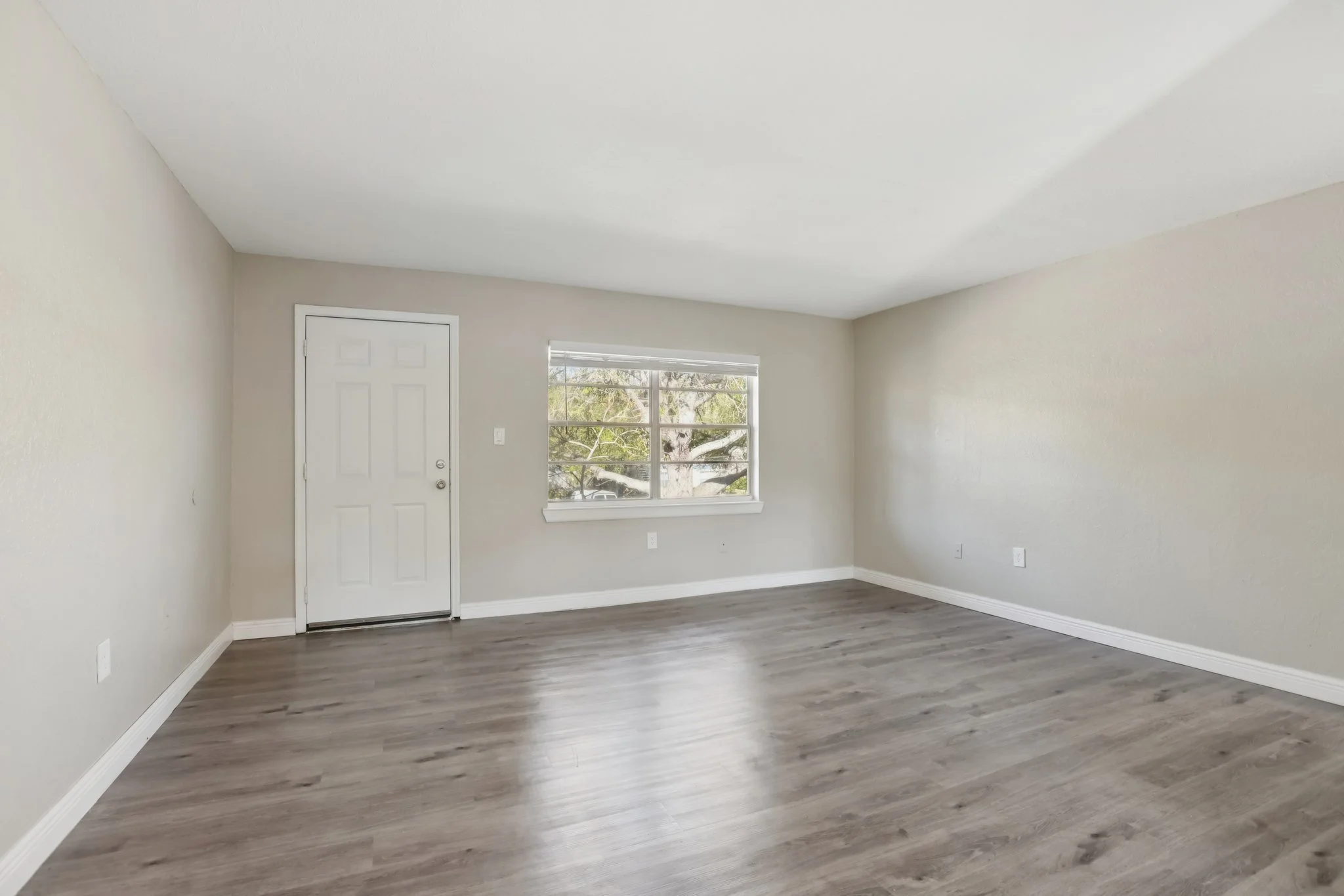 6-web-or-mls-Seaford Cir-S1403-006.jpg