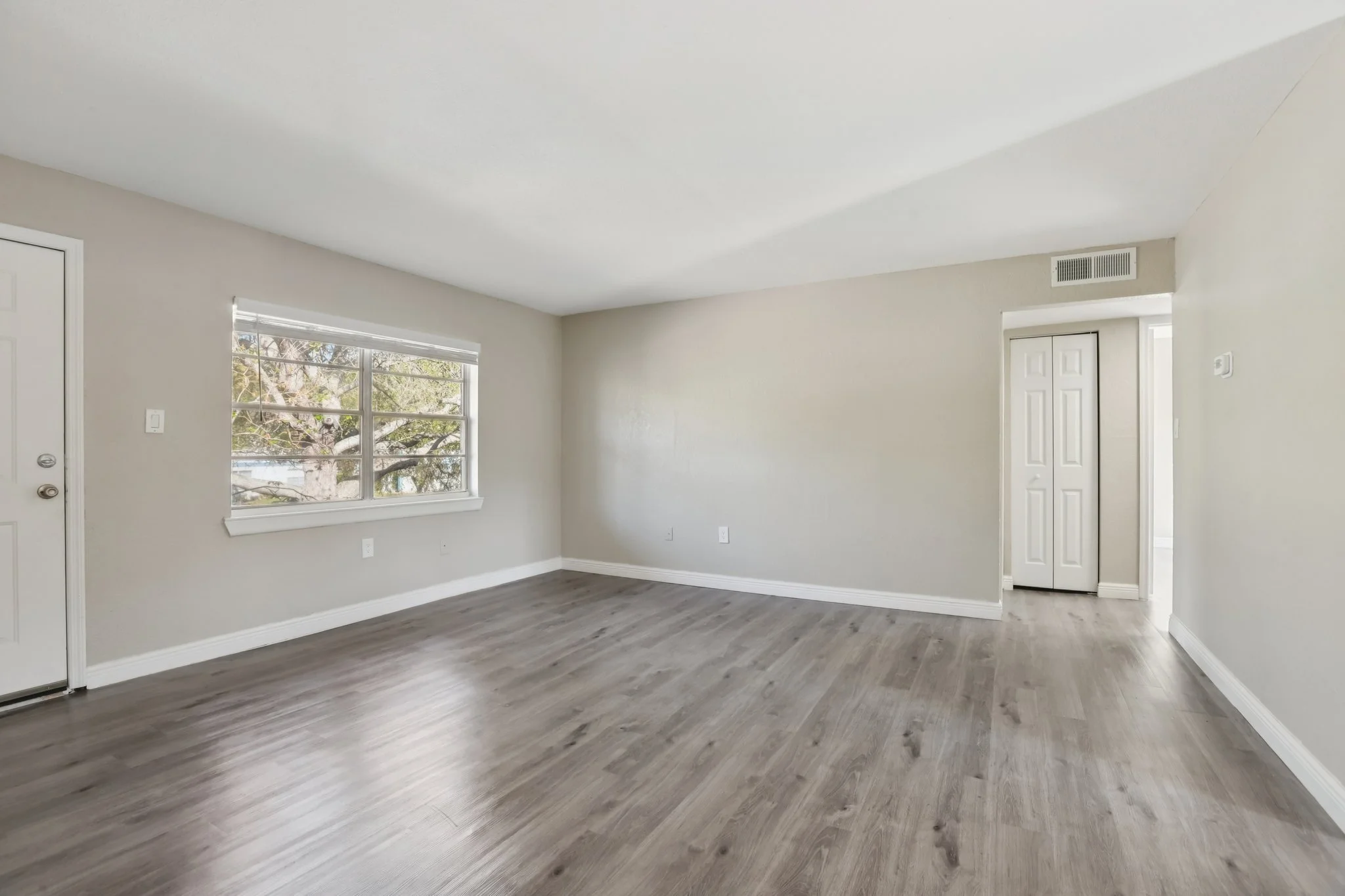 7-web-or-mls-Seaford Cir-S1403-007.jpg