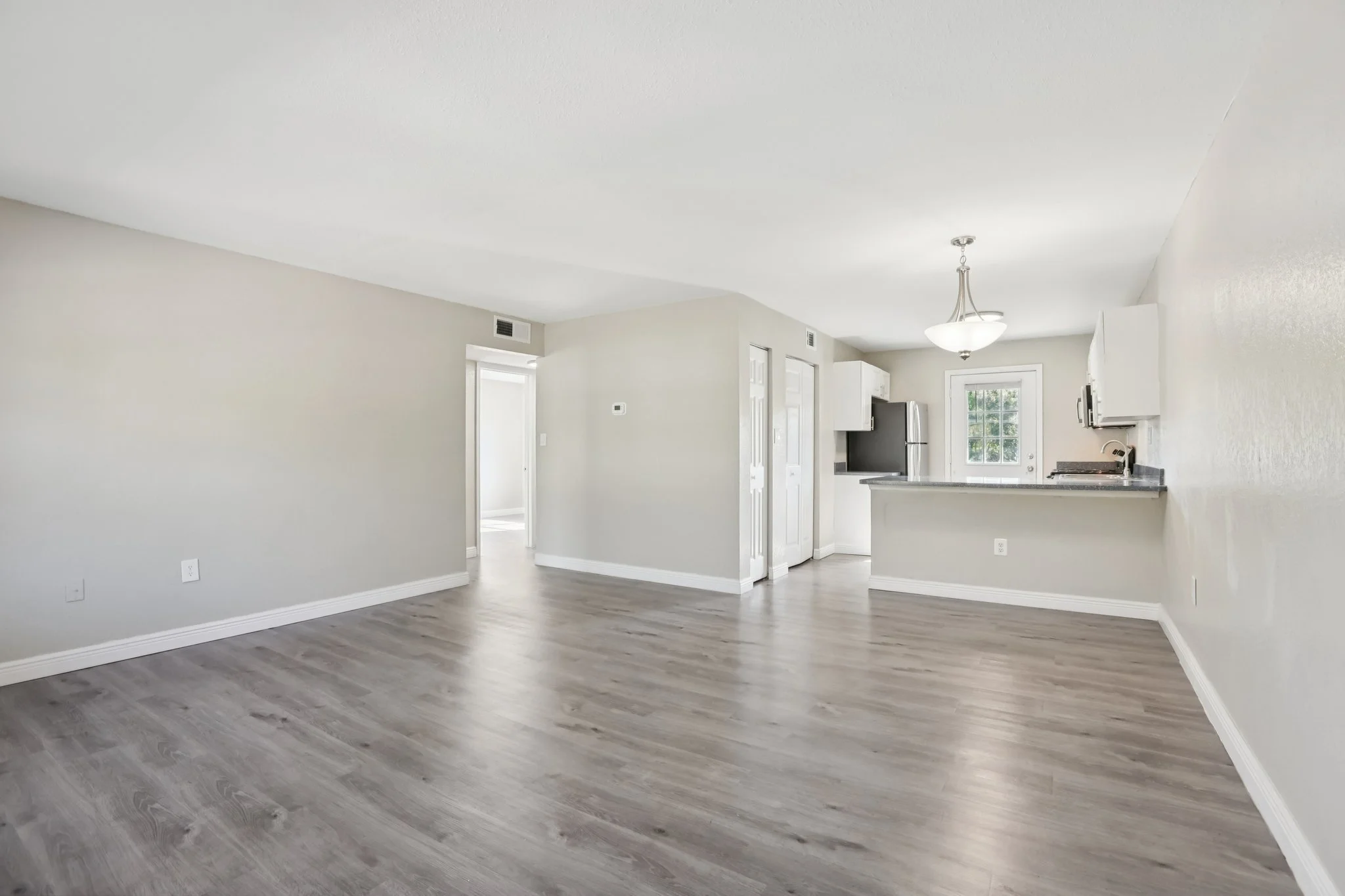 8-web-or-mls-Seaford Cir-S1403-008.jpg