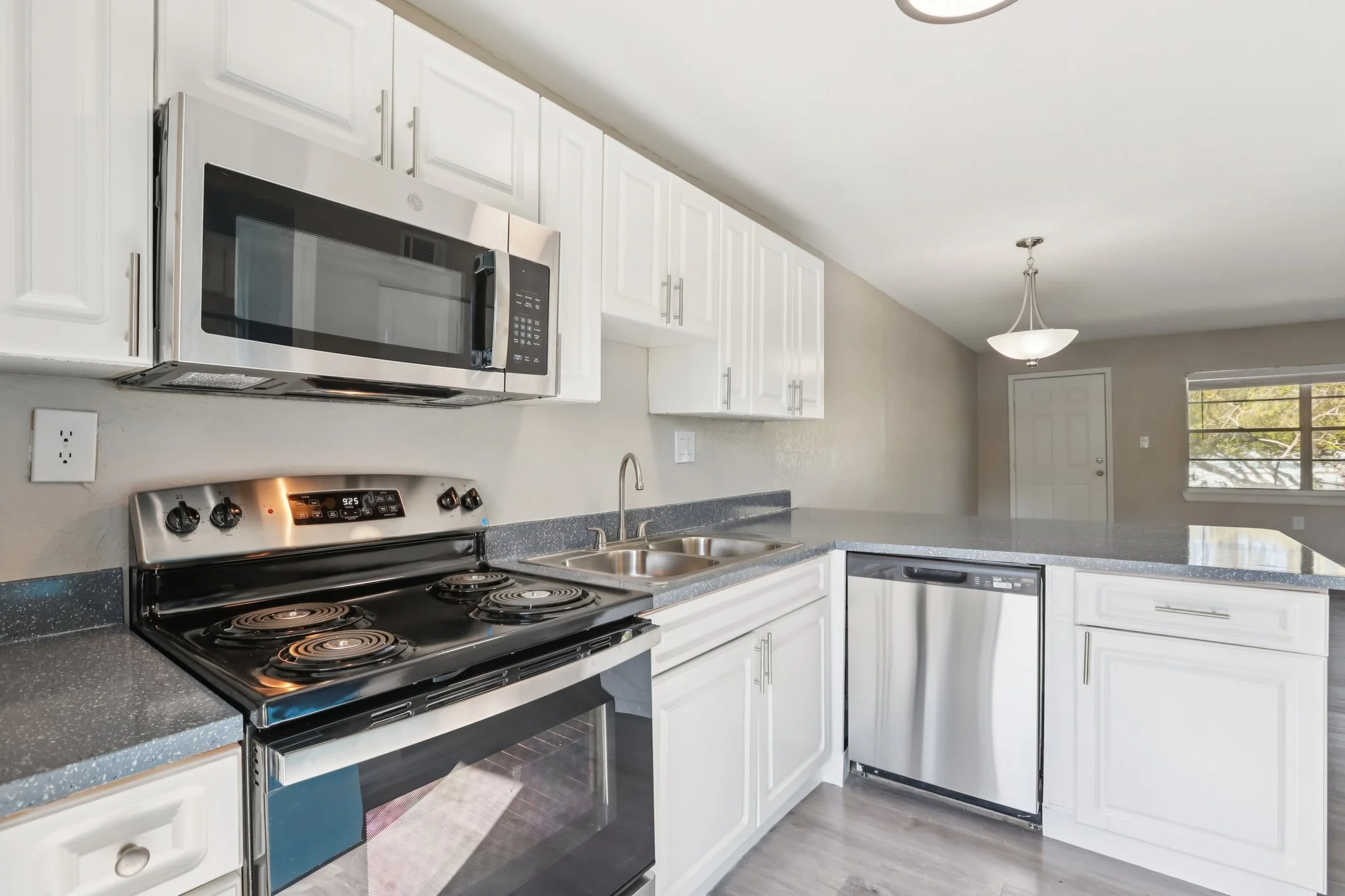 15-web-or-mls-Seaford Cir-S1403-015.jpg