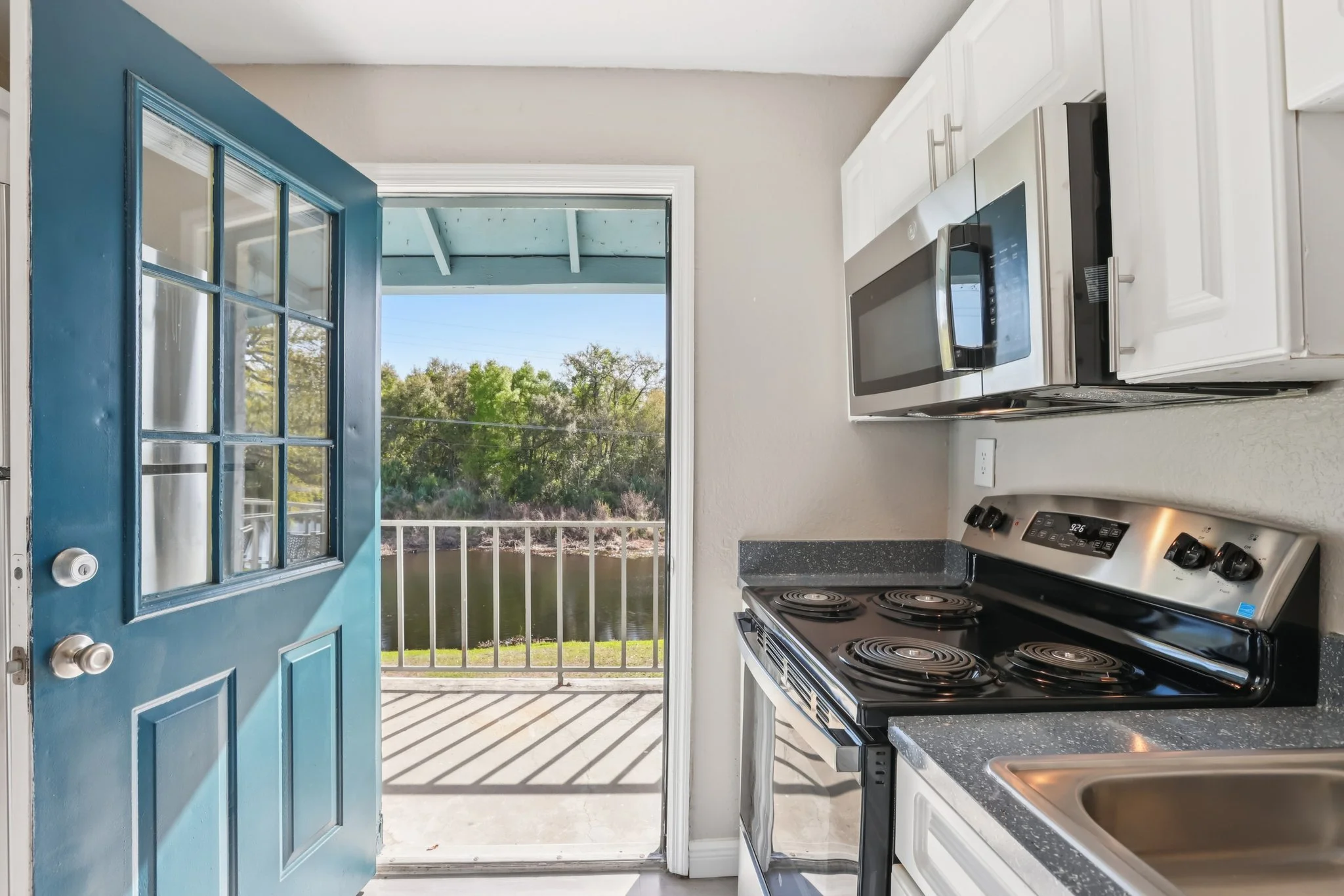 17-web-or-mls-Seaford Cir-S1403-017.jpg