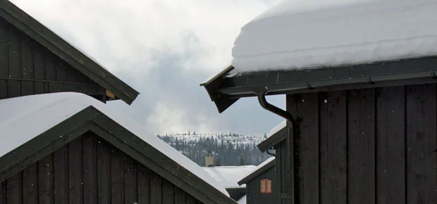 Hvor mye snø kan taket tåle? Dersom man ikke har annen informasjon, kan man anslå hvor mye snø taket tåler og når man bør måke taket: Bygninger oppført 1950 – 1979: Vil vanligvis tåle inntil 50 cm tørr, gammel snø eller 40 cm våt snø på taket. Bygninger oppført etter 1980: Kan tåle vesentlig mer snø enn eldre bygninger. Dette kan du se i beregningsgrunnlaget fra da huset ble oppført, sjekk eventuelt med kommunen din. Dersom taket skal tåle 250 kg/m2, vil dette tilsvare 80 cm tørr, gammel snø eller 60 cm våt snø. En vekt på 350 kg/m2, tilsvarer 120 cm tørr, gammel snø eller 90 cm våt snø. Det er lurt å måke taket i god tid før tålegrensen er nådd og det er lurt å måke før snøen er blitt tung og våt. Bygninger hvor mange mennesker kan oppholde seg, og som har lette tak med store spennvidder, bør få størst oppmerksomhet ved store snømengder. Vær spesielt oppmerksom på synlige nedbøyninger eller andre endringer i bygningen som er et varsel om stor belastning av snø på taket, for eksempel at dører og vinduer begynner å gå tregt. I noen situasjoner kan man også høre knirk og smell i konstruksjonen. Da kan det være fare på ferde, og større bygninger må eventuelt evakueres. Hva skal du tenke på når du måker taket? Sørg for å ivareta din egen sikkerhet under måkingen. Taket bør måkes jevnt. Skjevbelastninger kan være mer kritisk enn en større, jevnt fordelt belastning. Ikke fjern all snøen - det er lett å skade papp-, plate- og taksteinstekninger. La det være igjen 10-20 cm snø på taket. Vurder hvor snøen havner – det kan være at tilstøtende tak- og veggkonstruksjoner ikke tåler den ekstra belastningen. Dersom snøen langs husveggene har fonnet seg helt opp til taket, må en være forsiktig med å bruke maskiner til å fjerne snøen, fordi snøen på taket kan bli ustabil og settes i bevegelse. Unngå at store snømengder kommer i bevegelse samtidig. En wire som føres gjennom snølaget kan fjerne mye snø, men en rask avlastning kan sette huskonstruksjonen i svingninger som den ikke tåler.