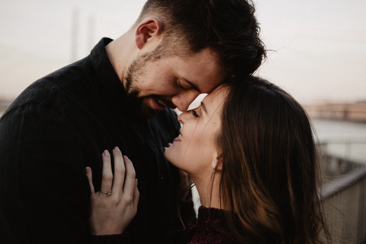 wholeheartedweddings-TimoMatthies-weddingphotography-urban-engagement-verlobung-düesseldorf-sunset-011.jpg