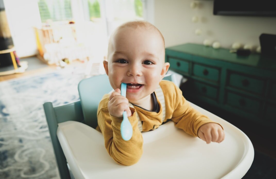 Encouraging your baby to self-feed at 10 to 12 months by Esmé