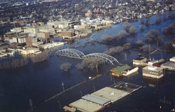 Flooding in Grand Forks, ND, 1997. Photo by Tony Mutzenberger, U.S. Geological Survey .