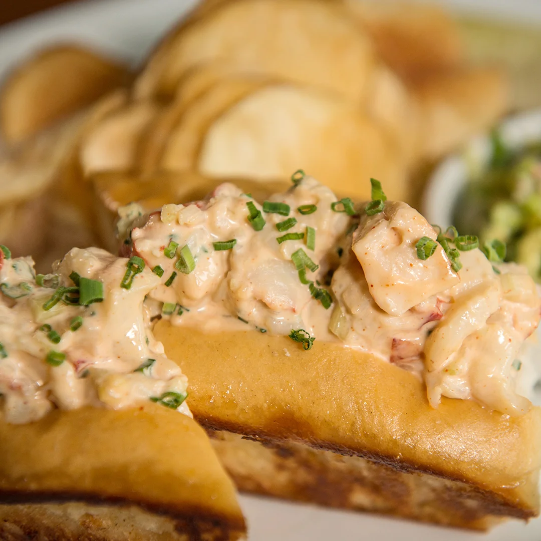 Lurefishbar_classiclobsterroll_2.jpg