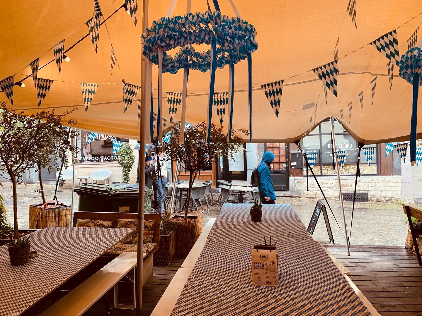 Looking for the perfect spot for drinks during this rainy week ? Try our #Oktoberfest heated and fully covered terrace ! 
#oktoberfestinbrussels #bigbeer #caf&eacute;pastel