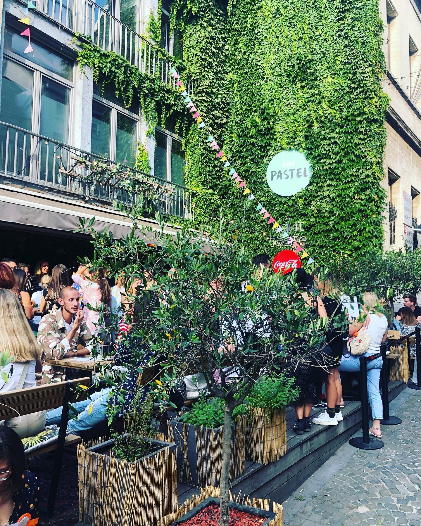 Sun is coming out ! See you later for some aperitivo / party action ! 
Starting at 9pm : 90&rsquo;s party with @_olivertwist_69 💪 
#cafepastel #bruxellesmabelle #lovelyterrace #partyparty