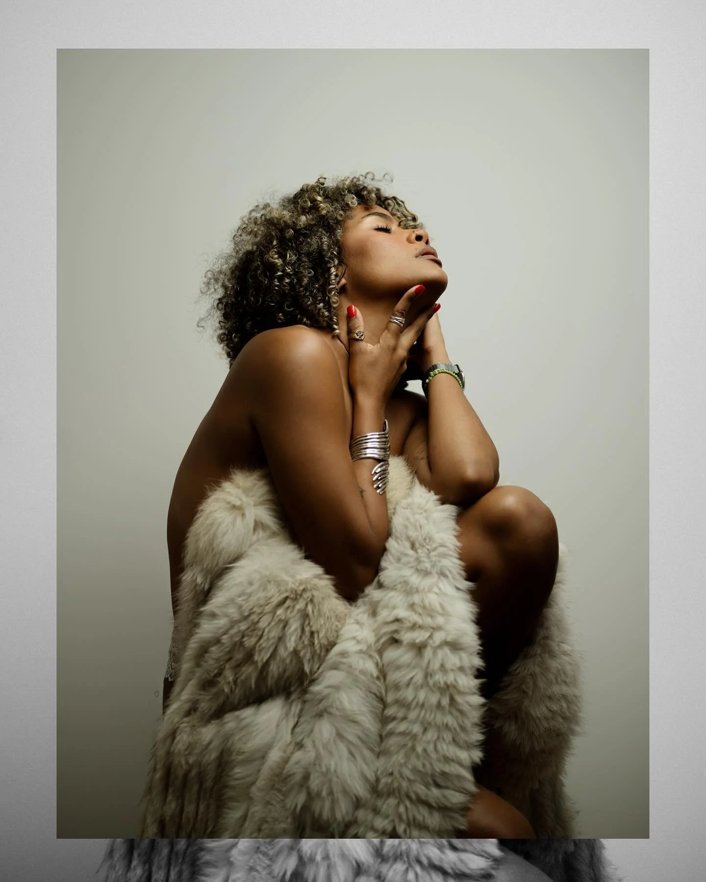 studio days with @vavavuuum 

 #woman #powerful #goddess
#iamtimosommer #porta160 #blackandwhite