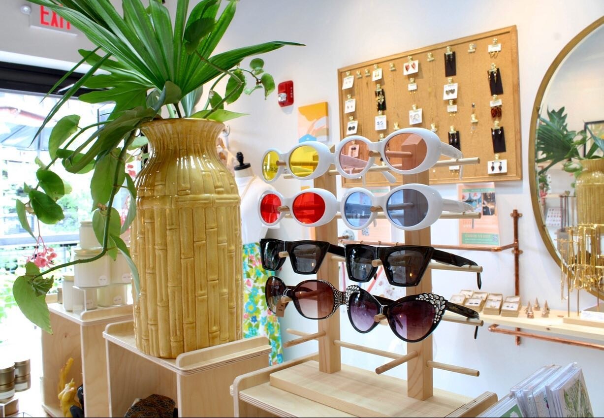 raise your hand if you&rsquo;re ready for spring, sunnies &amp; more sunshine 🌞
us too 🖐🏼 we&rsquo;re gearing up for it so keep an eye out for your new-to-you springtime wardrobe at our little @bow.market shop&mdash; open weekly Thursday - Sunday.