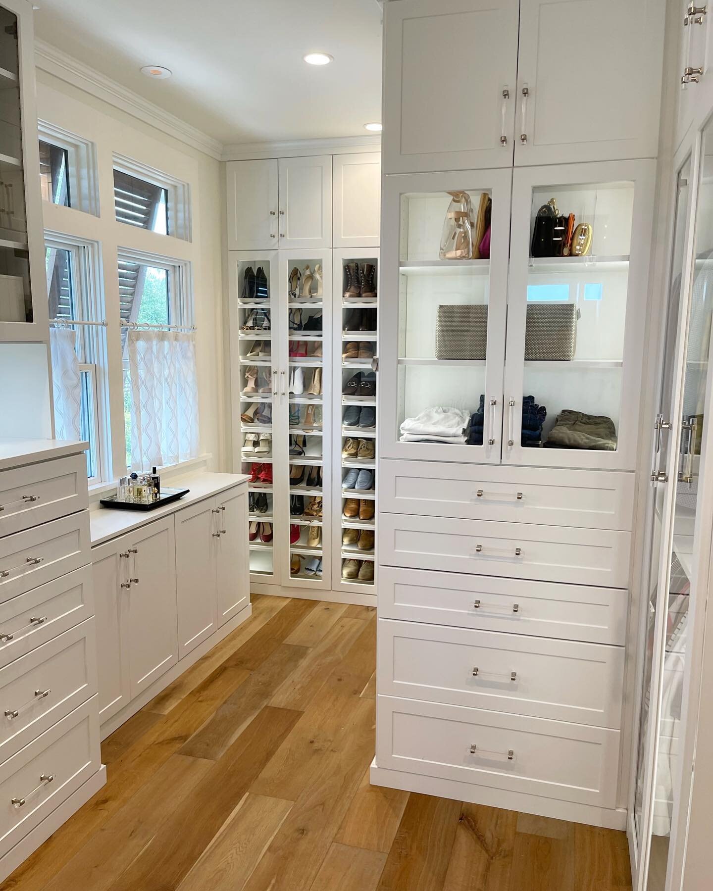 This was a dreamy one 🤍 ✨

Was so excited to get started- I forgot to take before pictures 🤦🏼&zwj;♀️

Loved working in this masterpiece designed by @inspiredclosets.chs !

#charlestonorganizer #organize #organization #organizing #home #declutter  